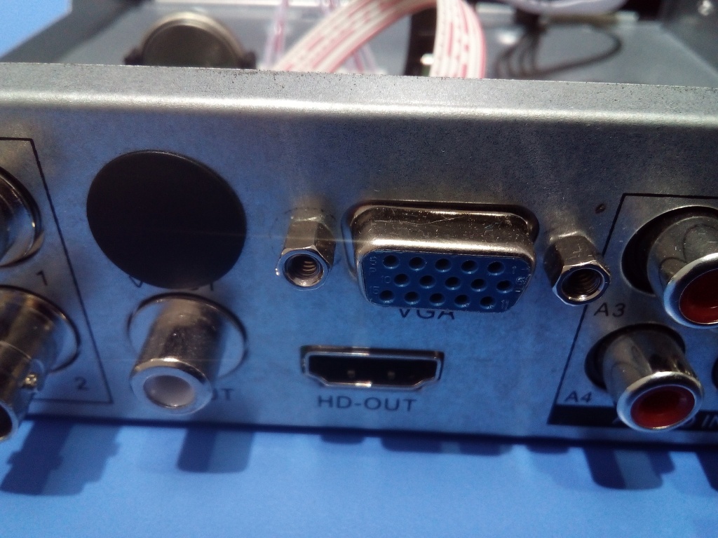 Порты VGA (синего цвета выше) и HDMI (ниже) для подключения компьютера или телевизора. Слева выход на наушники. IMG_20190116_110959.jpg